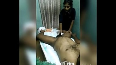 Amateur massage girl satisfies her customer with a nice handjob