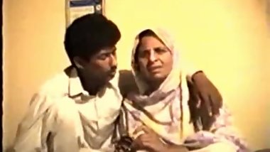 Shy Reluctant Desi Aunty gets Fucked on Video for Money