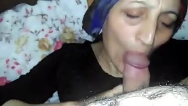 Desi sautheli ammi jaan suck beta cock BJ hijab paki muslim