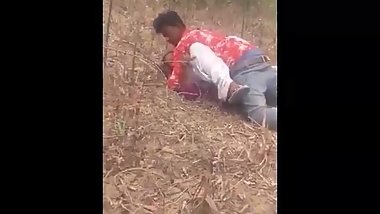 Desi lover boy fucking girl in jungle caught red handed