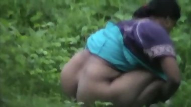 desi moti gandwali village aunti open toilet