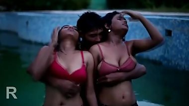 Romance in swimming pool in Iddarammayilatho Roamntic Short Films
