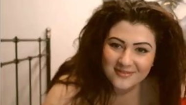 SEXY AND BEAUTIFUL GIRL SHOWS PUSSY