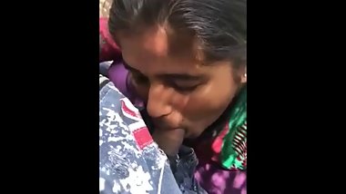 Desi girlfriend give blowjob in park