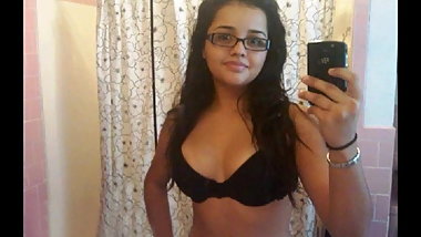 chubby girl friend nude selfie