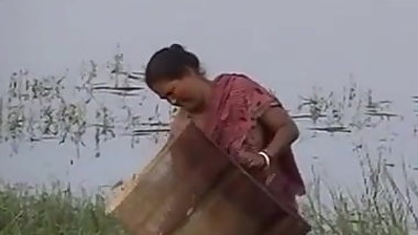 Aunty blouseless showing boobs part 2