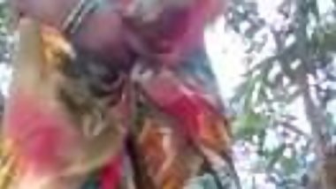 bhojpuri aunty showing boob and shaved pussy outdoor