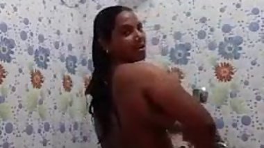 neighbour chachi recording bath for young boyfriend