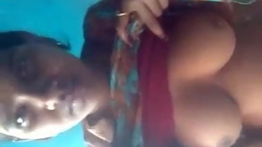 Desi young girl showing her nice boobs