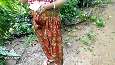 INDIAN AUNTY BOOBS AND PUSSY SHOW WITHOUT FACE