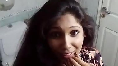 Indian milf showing her body to her bf