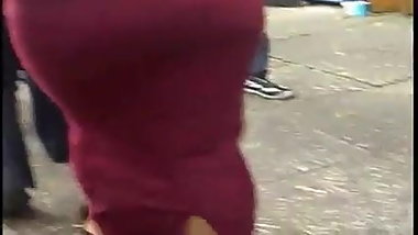 Esta chava nalgona parece indu