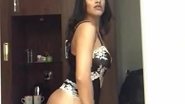 Indian Hotte nice ass dancing and striping