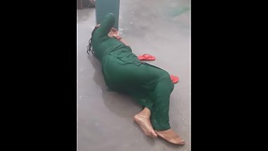 Moti Gaand Wali Mummy Enjoying in the Rain