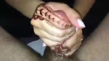 Indian beauty gave a handjob to big indian cock