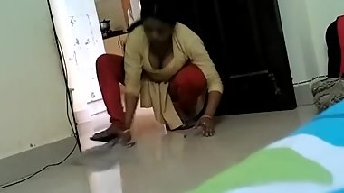 Desi Maid Cleavage show