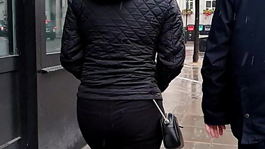 Candid Juicy Ass in Rain