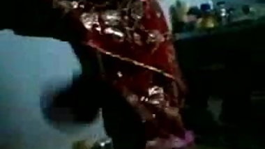 aunty put her panty with saree