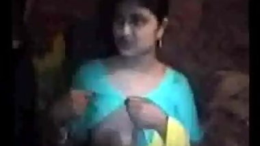 Northindian Aunty expose her Boobs to Neighbor