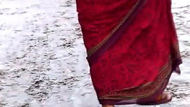 aunty in red saree
