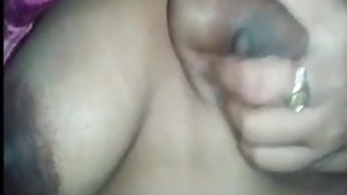 Des bhabhi squeezing her boobs