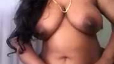 mallu bhabi showing huge nipple