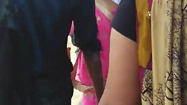 Indian voyeur - Aunty back show in blouse