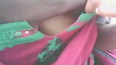 tamil girl giving her tits for squeezed outdoor