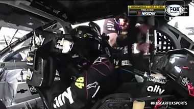JIMMIE JOHNSON SENDO FUDIDO PELO MURO DE INDIANAPOLIS COM NARRAA‡A?O