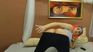 sexy hijabi shakes ass on cam