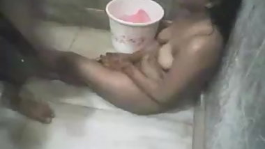 Desi couple fun in bathroom with audio