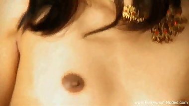 Exotic Asian Dancer Entices Us