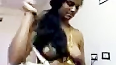 Southindian Aunty Show her Body to her BF