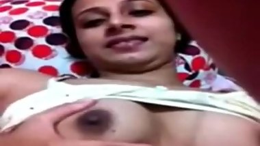 Cute Mature Aunty Making a Video of Herself Getting naughty