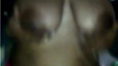 indian whore shwoing her boobs in cam
