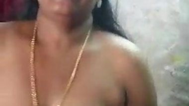 Kerala housewife show her boobs