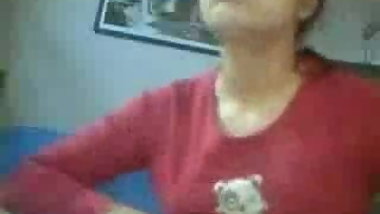 Hot Indian Girl liftoff her Tops and show her Boobs on CAM