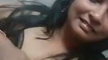 22 hot aunty show hot nipples