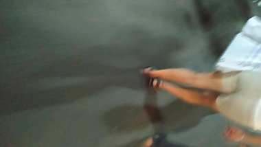 Indian chick in hot pants wid sexy ass