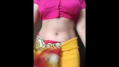 Indian Sexy Aunty in Saree removing