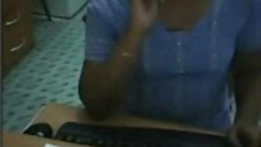 iNDIAN GIRL PLAYS ON CAM