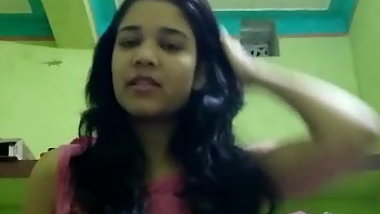Indian cutie gives a good show