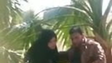 indian muslim girl doing handjob to her Boyfriend in a park