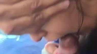 wife sucking hubbys lund in swimming pool
