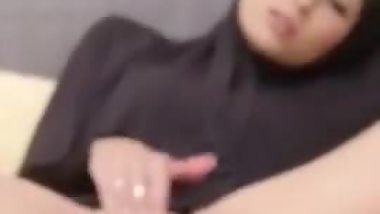 Arab Women From London Rubbing Her Pussy Trying To Cum