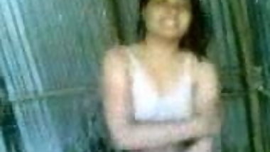 Bangladeshi Bhabi Bathing