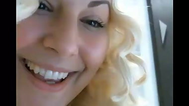 SEXY BLOND BBW SHOWS OFF