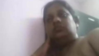 mature aunty showing herself