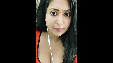 India GIrl With Big Boobs Showing Aweomse Cleavage