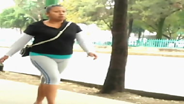 Gorda Culona en licra - se le marca la pucha